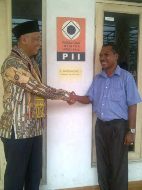 Dua-Ketua-bersalaman